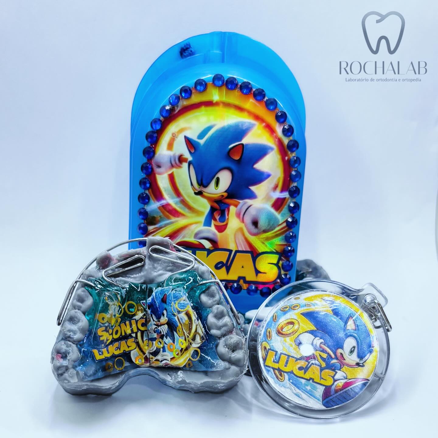 Aparelho ortodôntico infantil personalizado com tema Sonic - Dra. Daniele Tavares Odontopediatra Tijuca